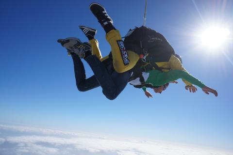 Si et registres pots guanyar un salt amb paracaigudes!